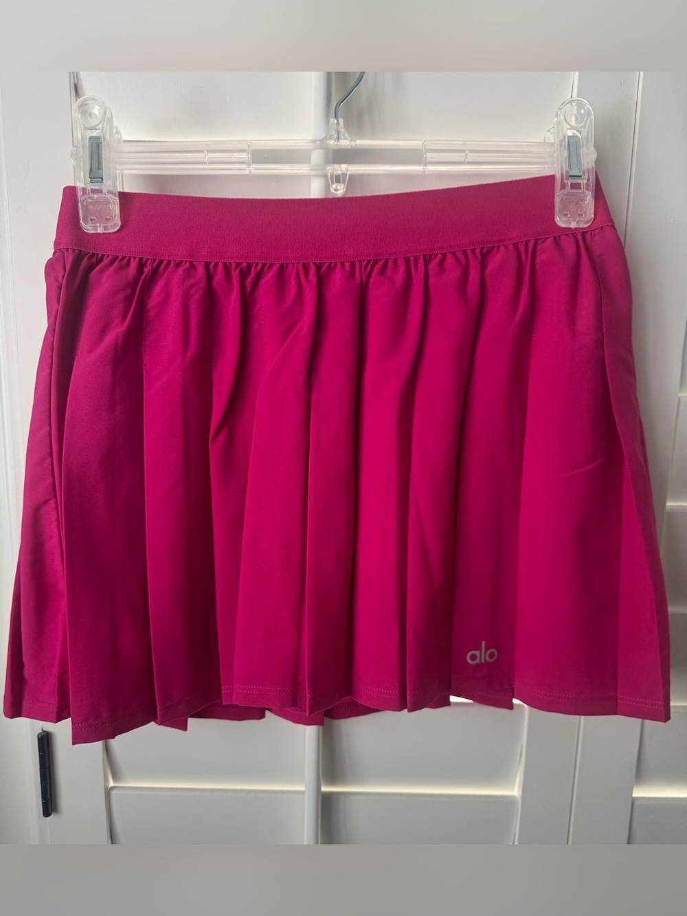 Alo Varsity Pleated Tennis Skirt in Magenta Crush size XS